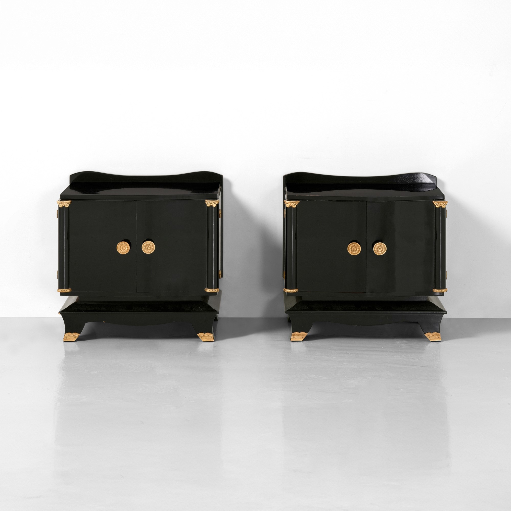Maison Jansen - Coppia di comodini in legno laccato con finiture in ottone