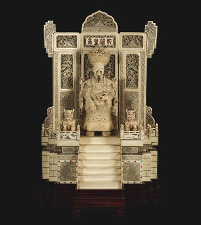 Cina, Dinastia Qing, Coppia di figure in avorio raffiguranti imperatore e imperatrice