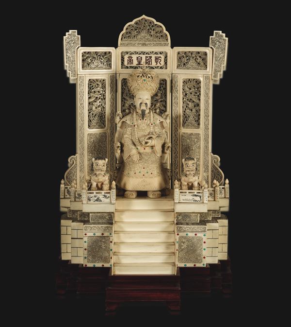 Coppia di figure in avorio raffiguranti imperatore e imperatrice seduti sul trono entro tempio con decori traforati raffiguranti draghi, inserti di pietre dure e iscrizioni, Cina, Dinastia Qing, inizio XX secolo