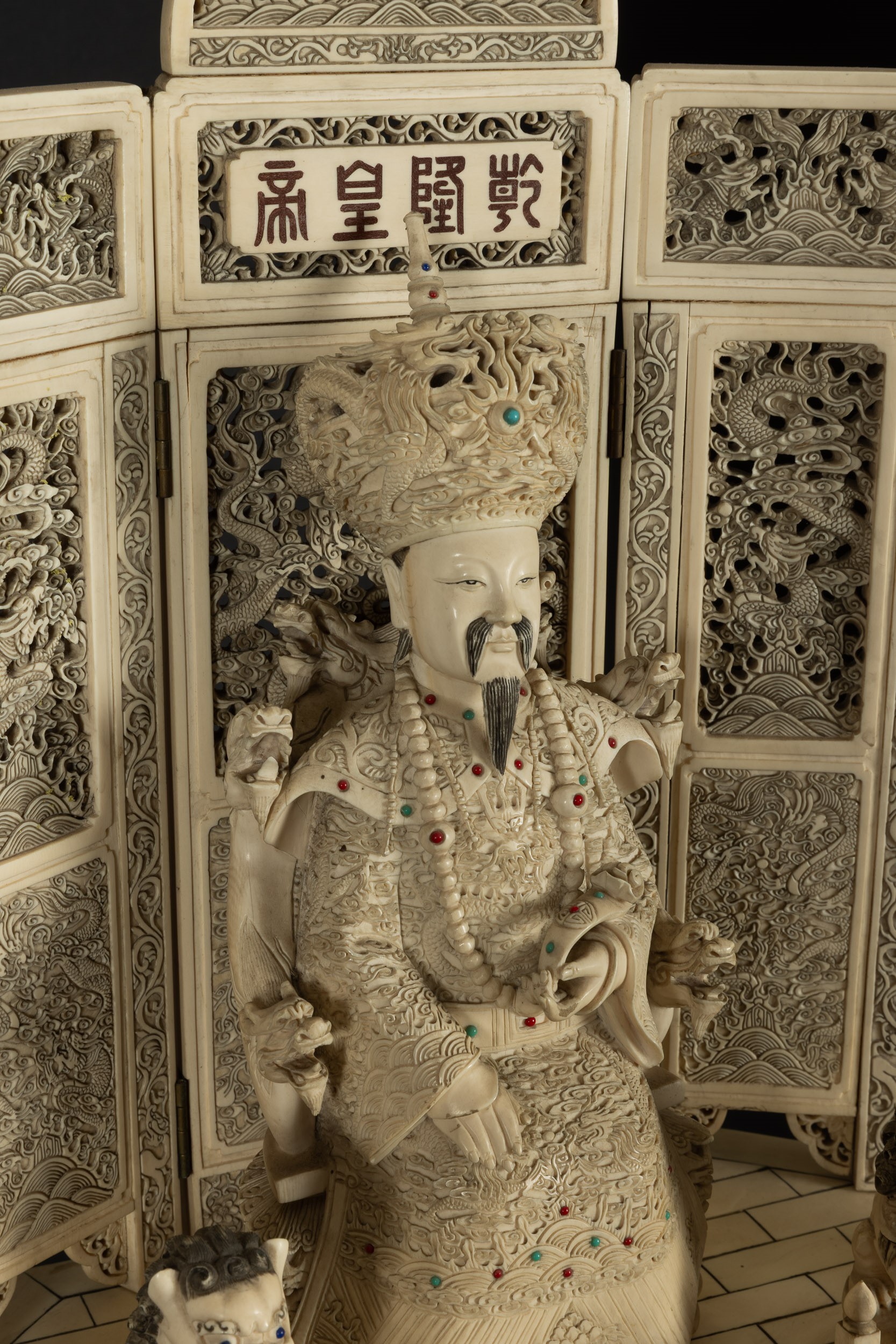 Cina, Dinastia Qing, Coppia di figure in avorio raffiguranti imperatore e imperatrice