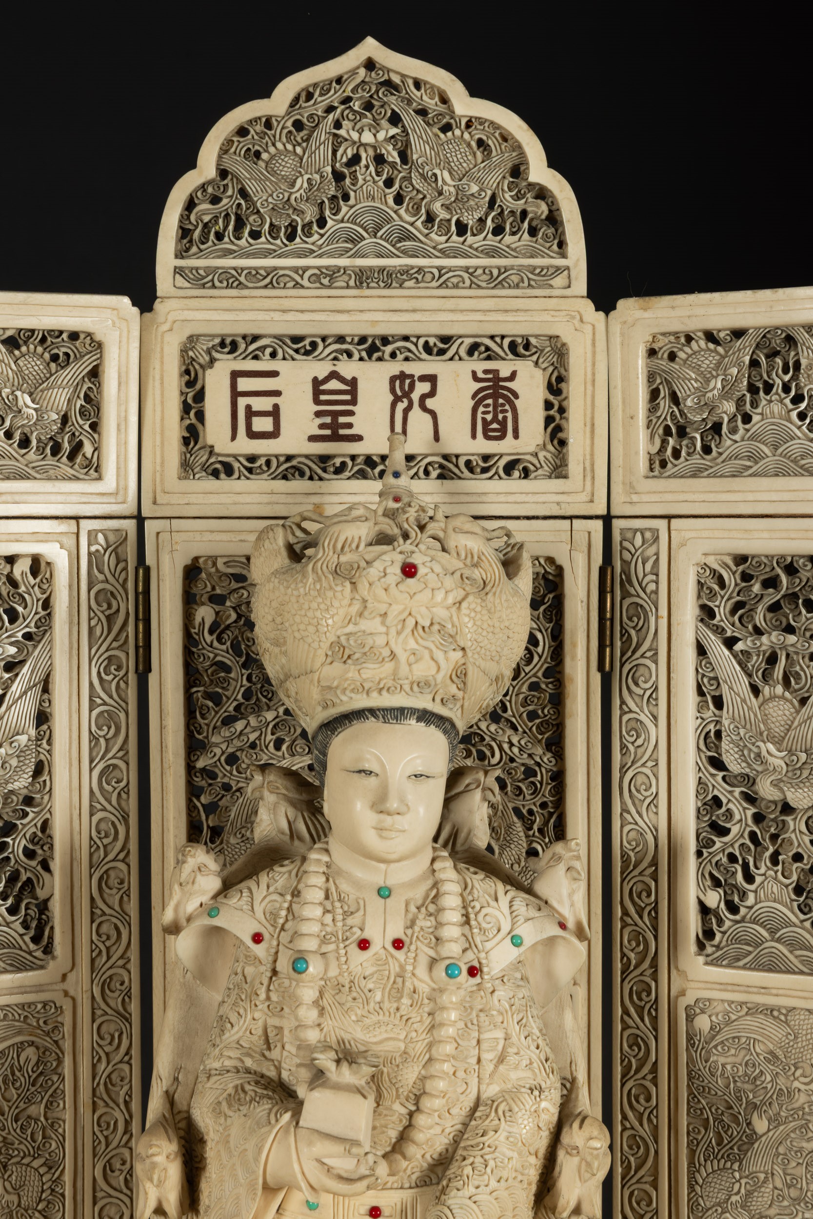 Cina, Dinastia Qing, Coppia di figure in avorio raffiguranti imperatore e imperatrice