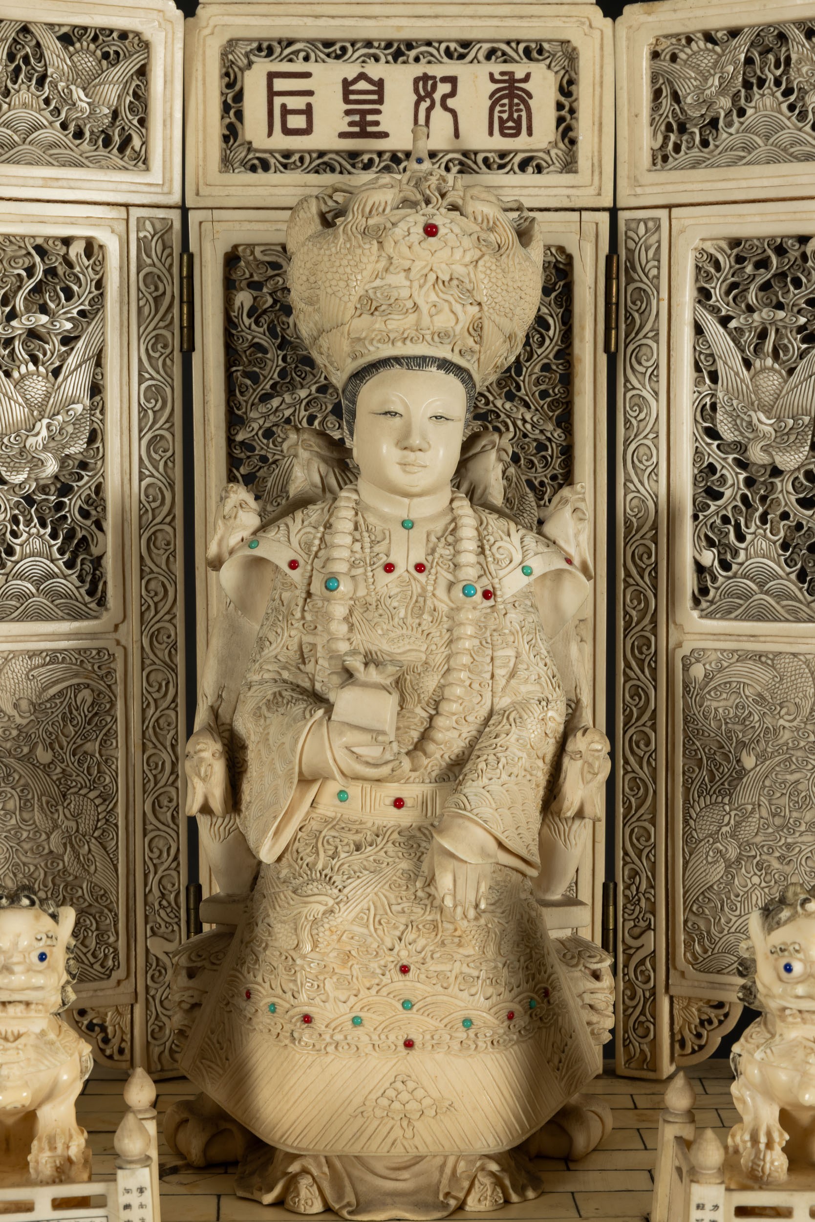 Cina, Dinastia Qing, Coppia di figure in avorio raffiguranti imperatore e imperatrice