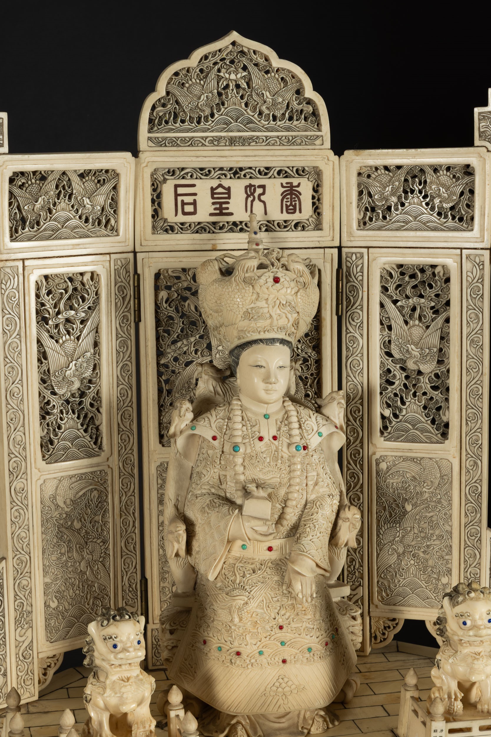 Cina, Dinastia Qing, Coppia di figure in avorio raffiguranti imperatore e imperatrice