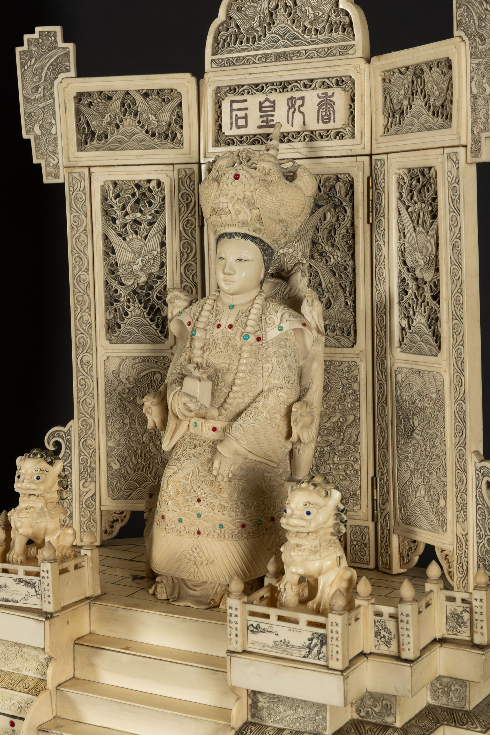 Cina, Dinastia Qing, Coppia di figure in avorio raffiguranti imperatore e imperatrice