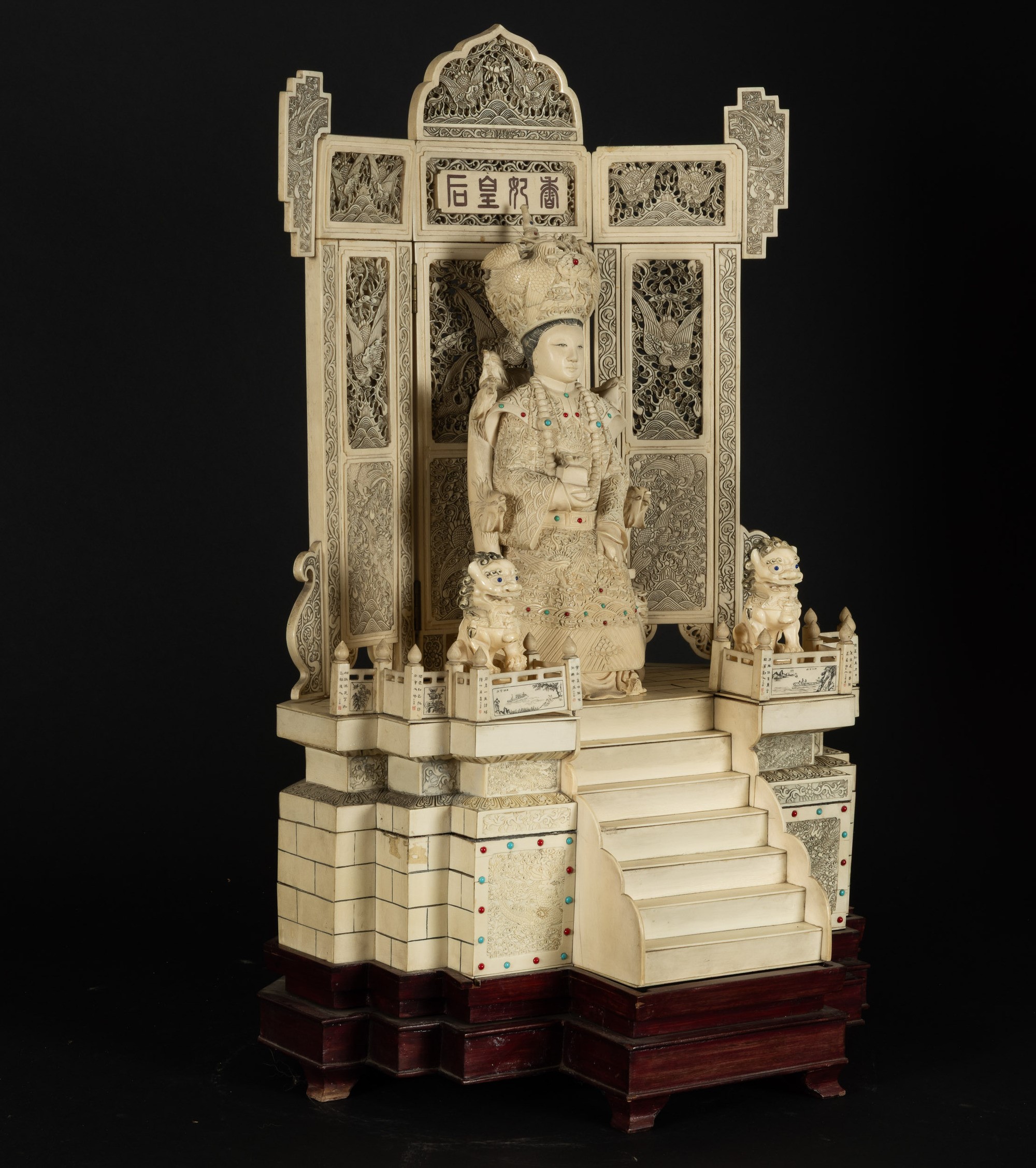 Cina, Dinastia Qing, Coppia di figure in avorio raffiguranti imperatore e imperatrice
