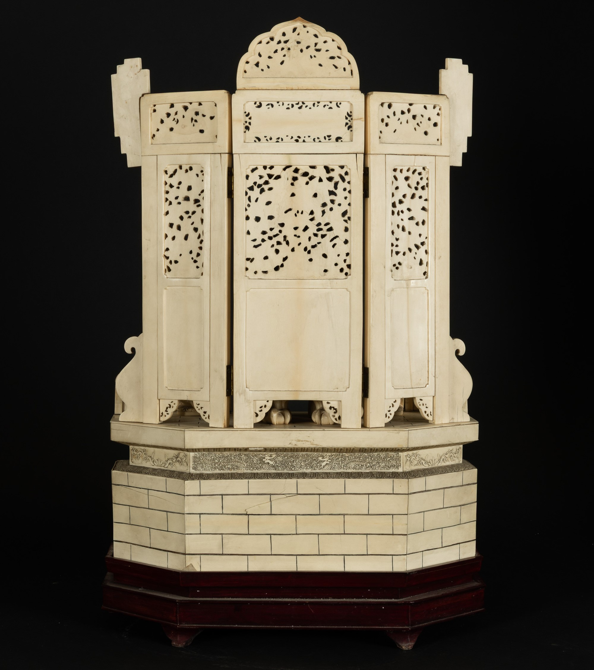 Cina, Dinastia Qing, Coppia di figure in avorio raffiguranti imperatore e imperatrice