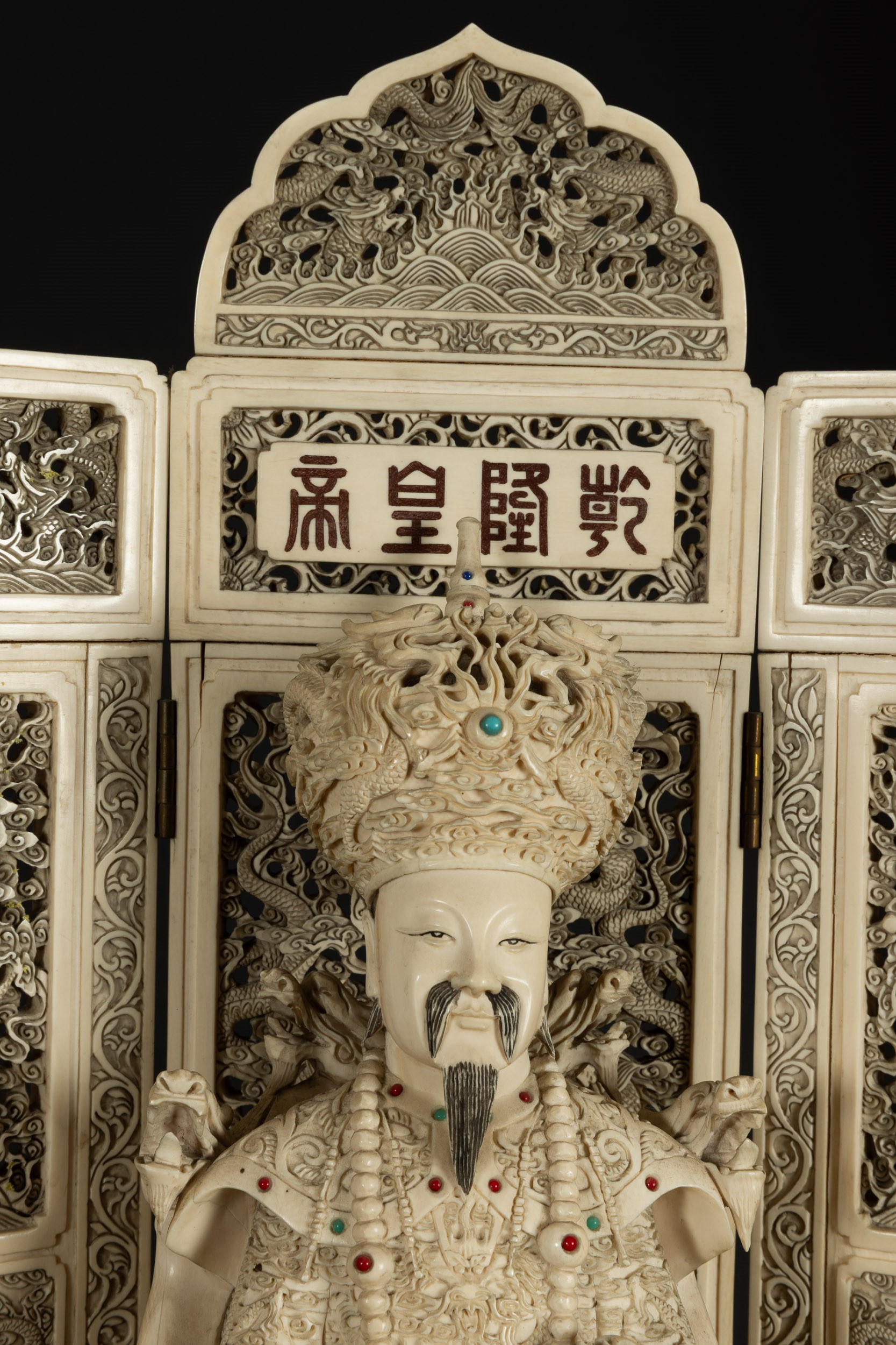 Cina, Dinastia Qing, Coppia di figure in avorio raffiguranti imperatore e imperatrice