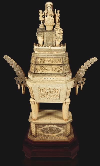 Cina, Dinastia Qing (inizio XX secolo), Monumentale scultura in avorio con Guanyin su trono, Pago...
