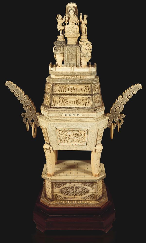 Monumentale figura di Pagoda scolpita in avorio raffigurante Guanyin seduta sul trono con fanciulli accanto e Cane di Pho, decori traforati, inserti di pietre dure e iscrizioni, Cina, Dinastia Qing, inizio XX secolo