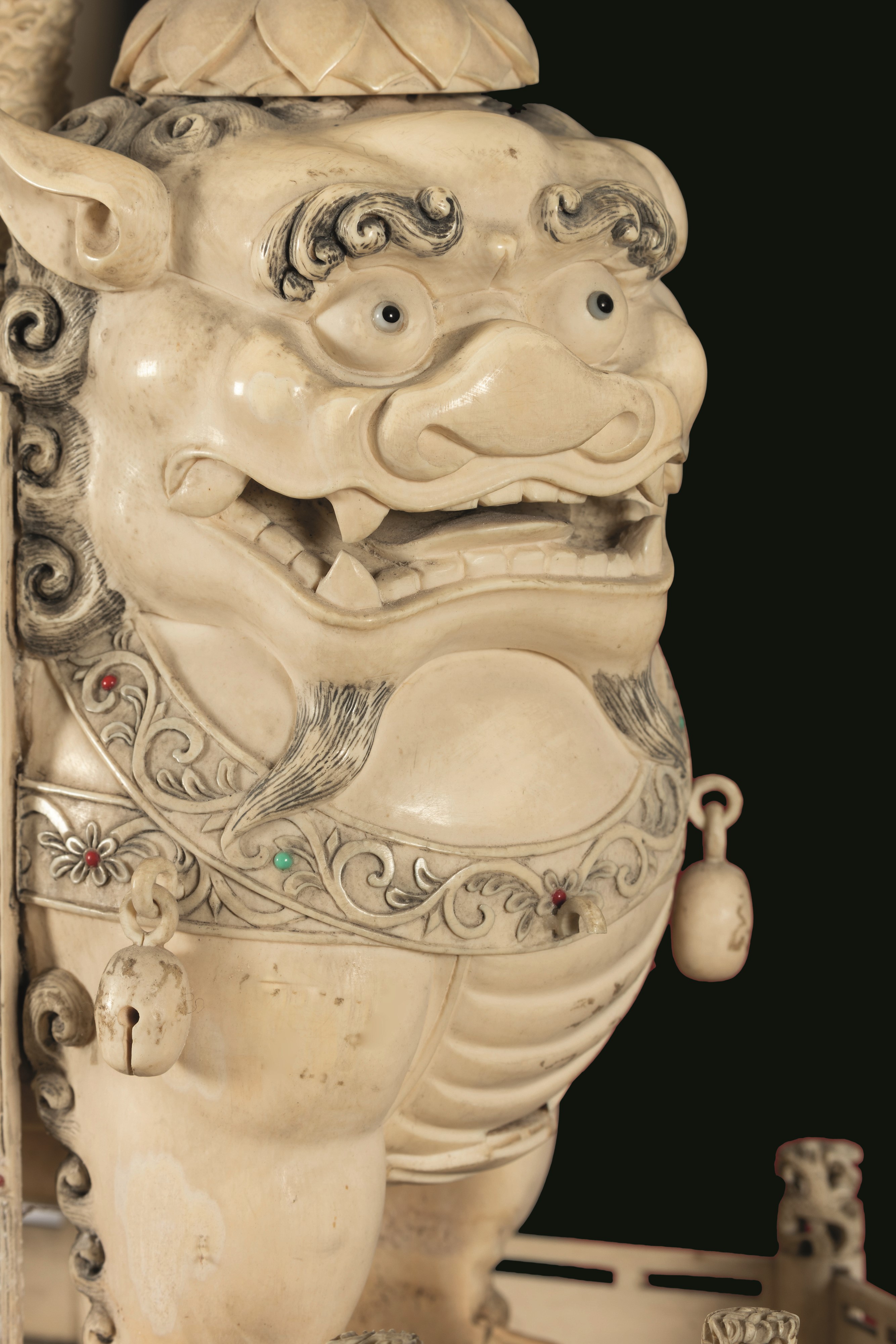 Cina, Dinastia Qing (inizio XX secolo), Monumentale scultura in avorio con Guanyin su trono, Pago...