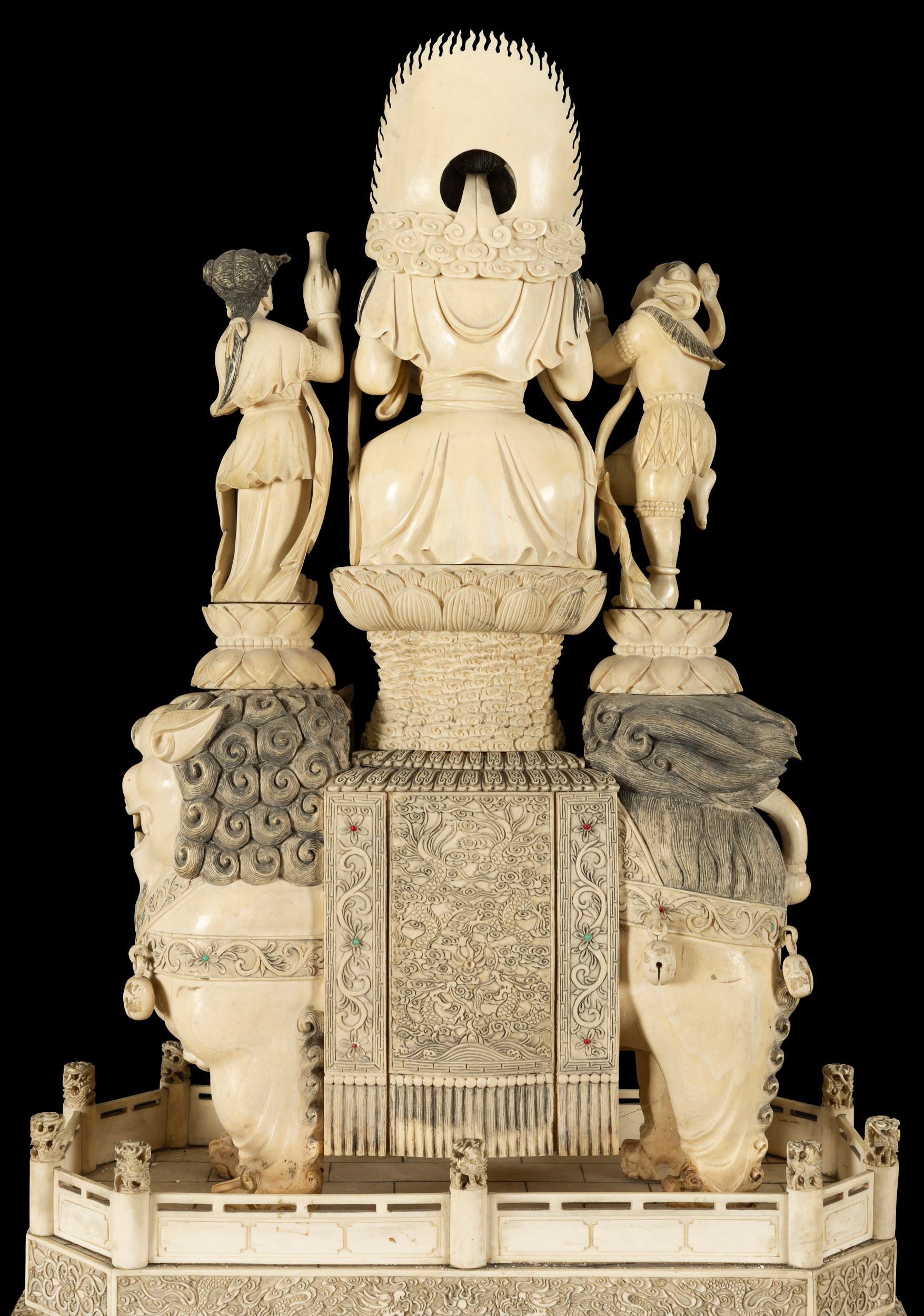 Cina, Dinastia Qing (inizio XX secolo), Monumentale scultura in avorio con Guanyin su trono, Pago...