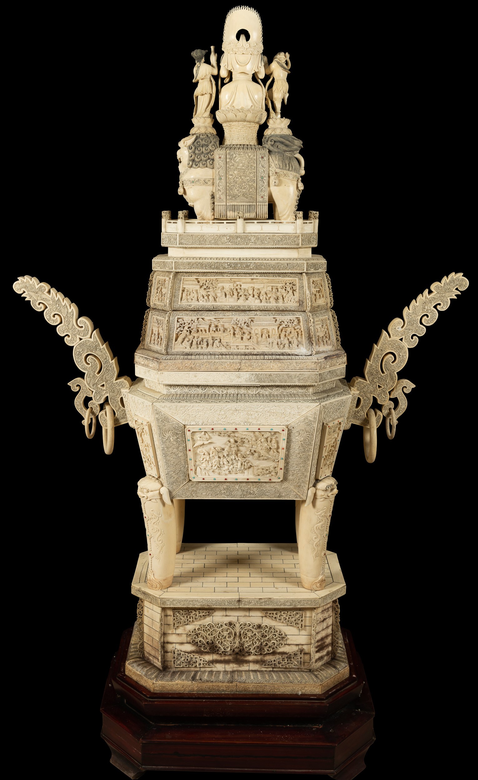 Cina, Dinastia Qing (inizio XX secolo), Monumentale scultura in avorio con Guanyin su trono, Pago...