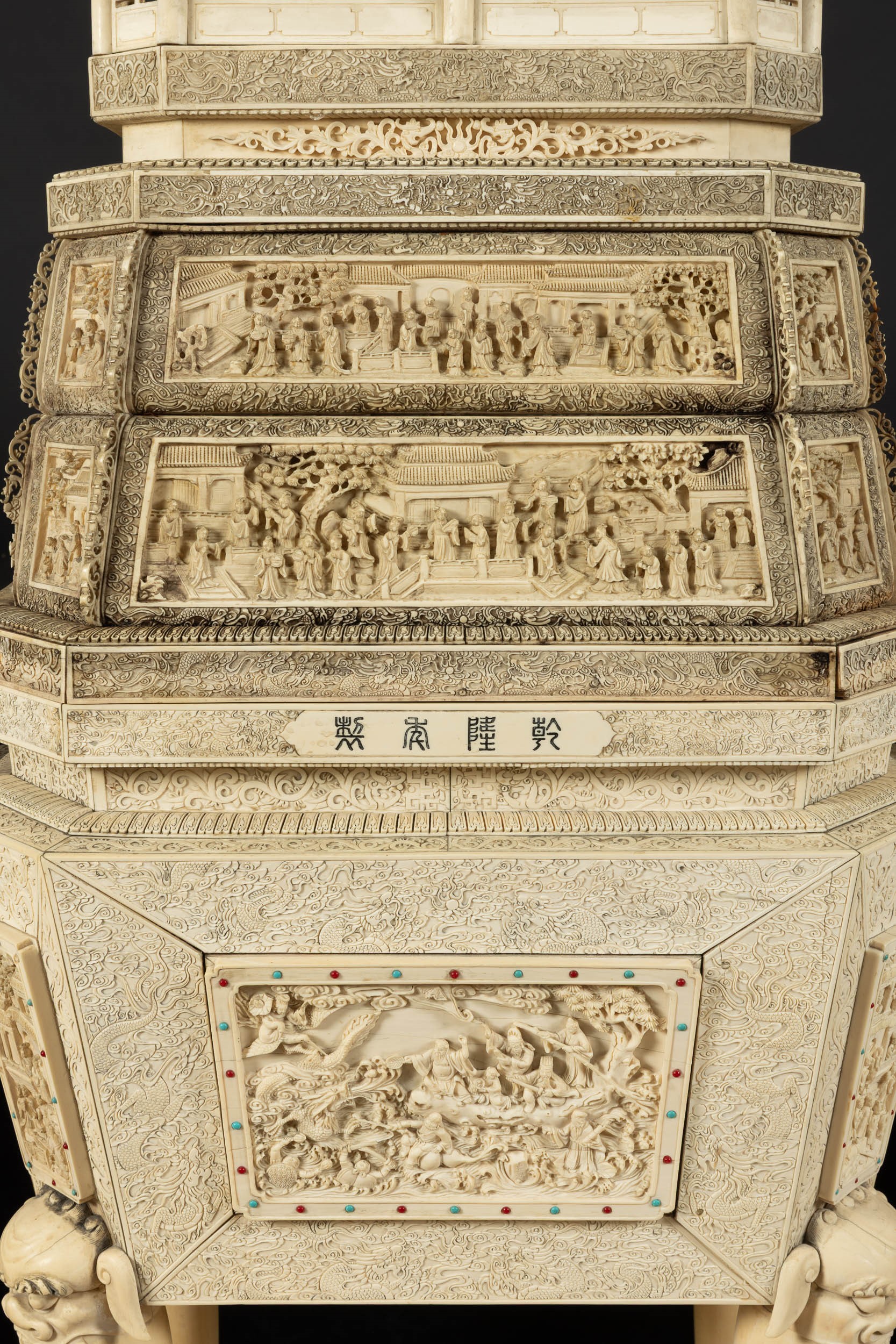 Cina, Dinastia Qing (inizio XX secolo), Monumentale scultura in avorio con Guanyin su trono, Pago...