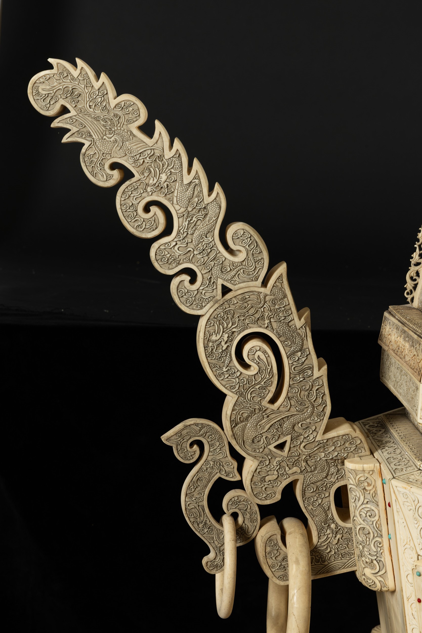 Cina, Dinastia Qing (inizio XX secolo), Monumentale scultura in avorio con Guanyin su trono, Pago...
