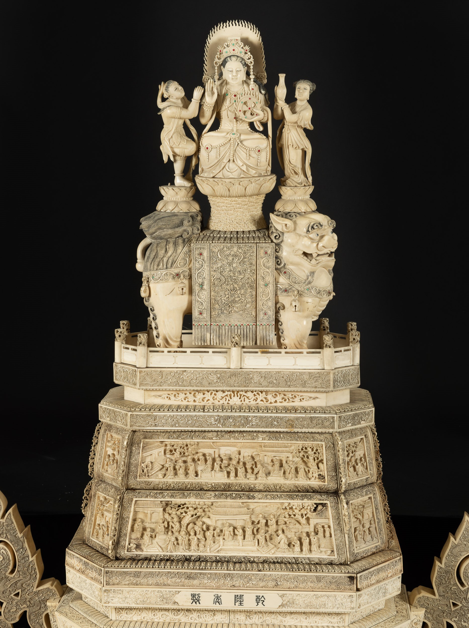 Cina, Dinastia Qing (inizio XX secolo), Monumentale scultura in avorio con Guanyin su trono, Pago...