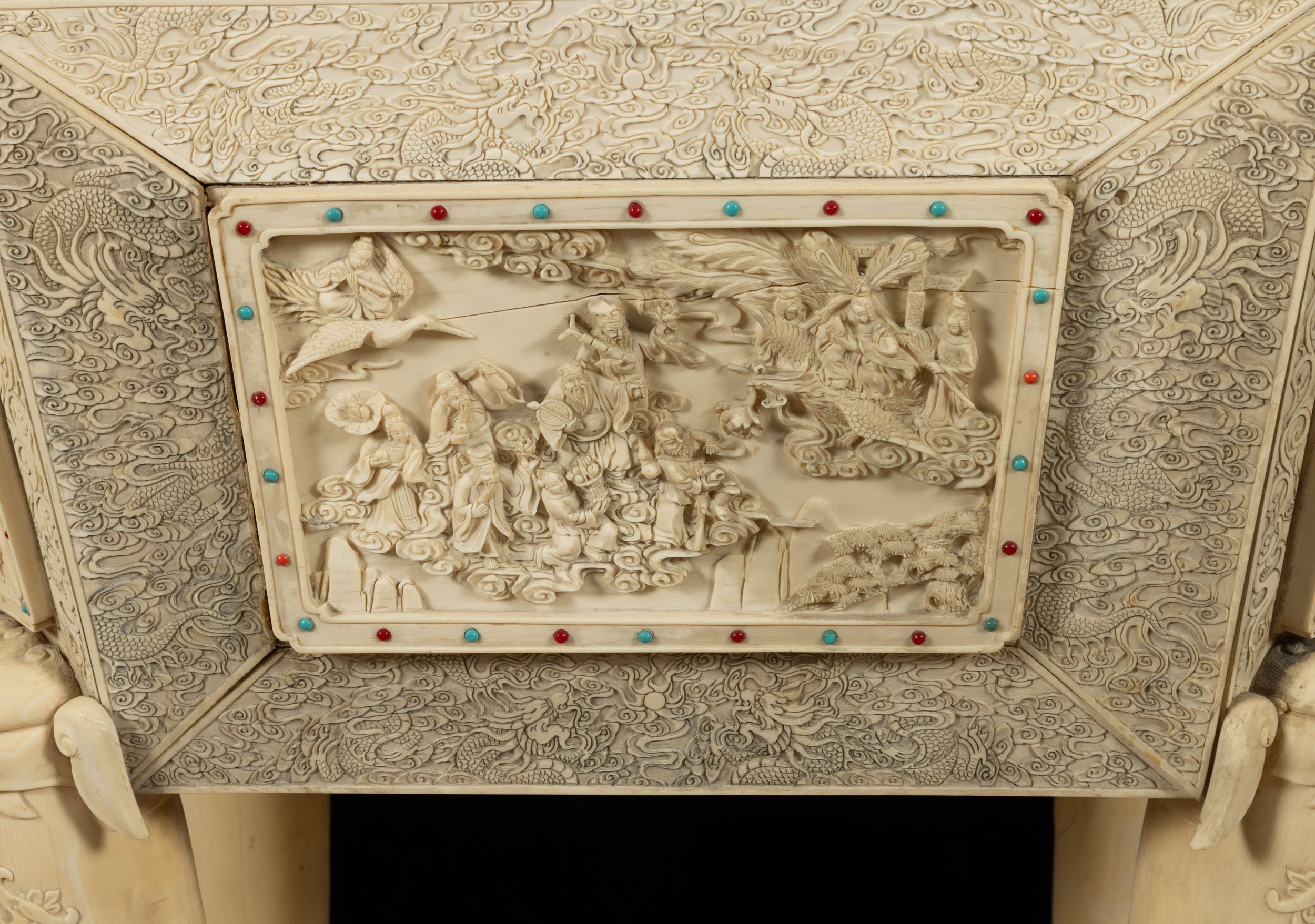 Cina, Dinastia Qing (inizio XX secolo), Monumentale scultura in avorio con Guanyin su trono, Pago...