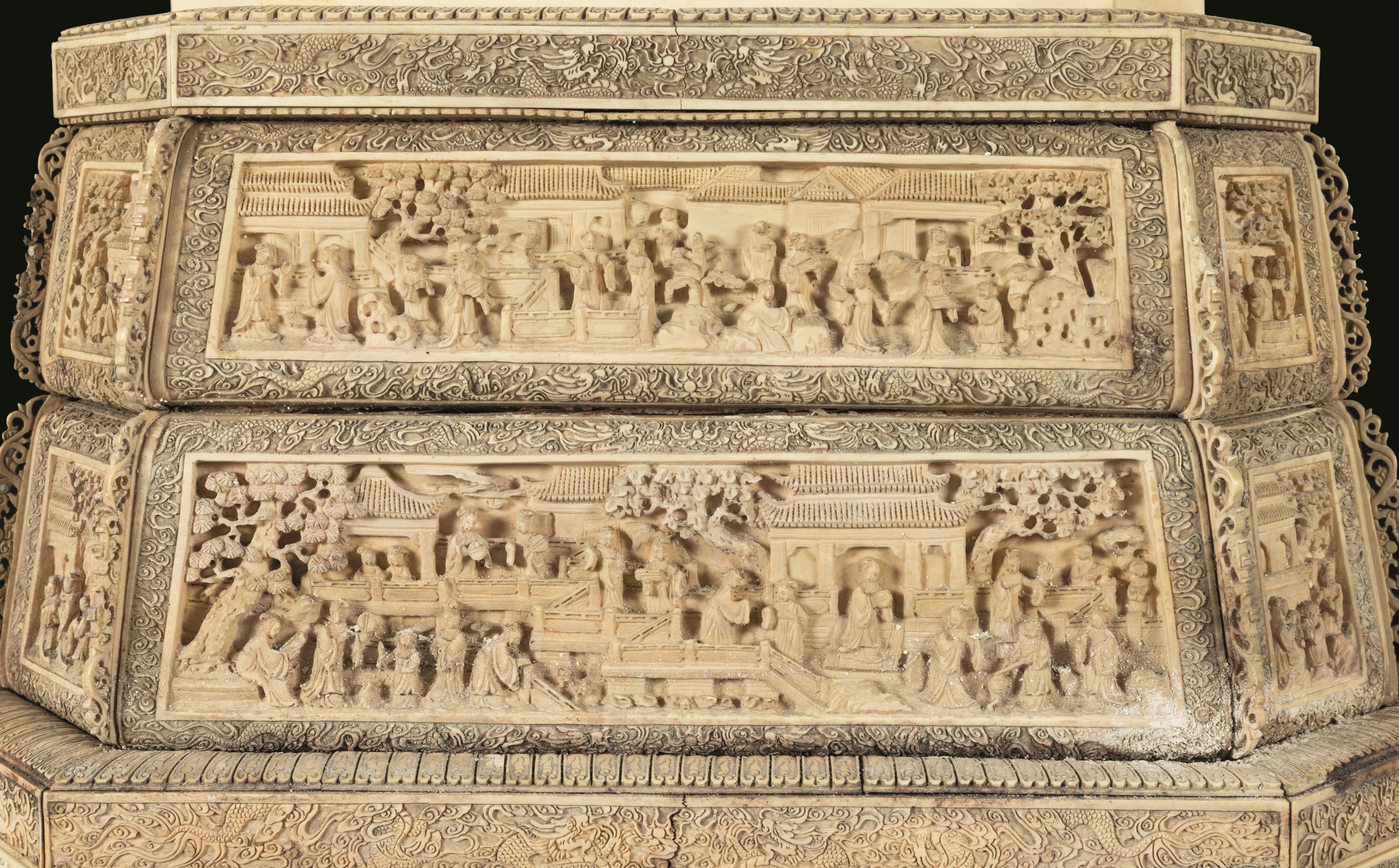 Cina, Dinastia Qing (inizio XX secolo), Monumentale scultura in avorio con Guanyin su trono, Pago...