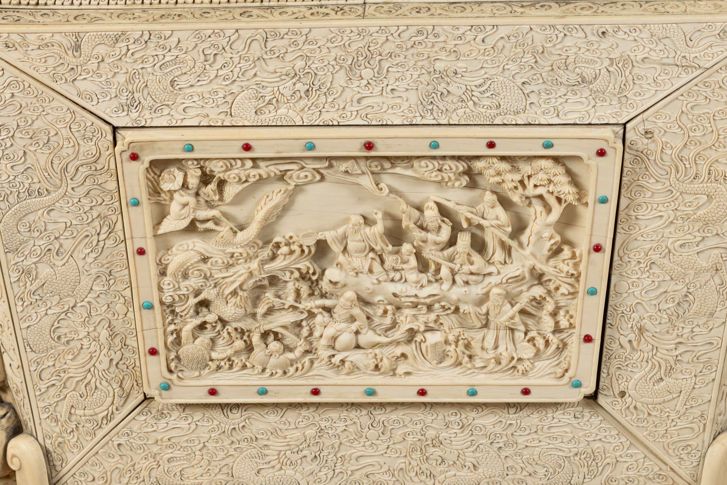 Cina, Dinastia Qing (inizio XX secolo), Monumentale scultura in avorio con Guanyin su trono, Pago...