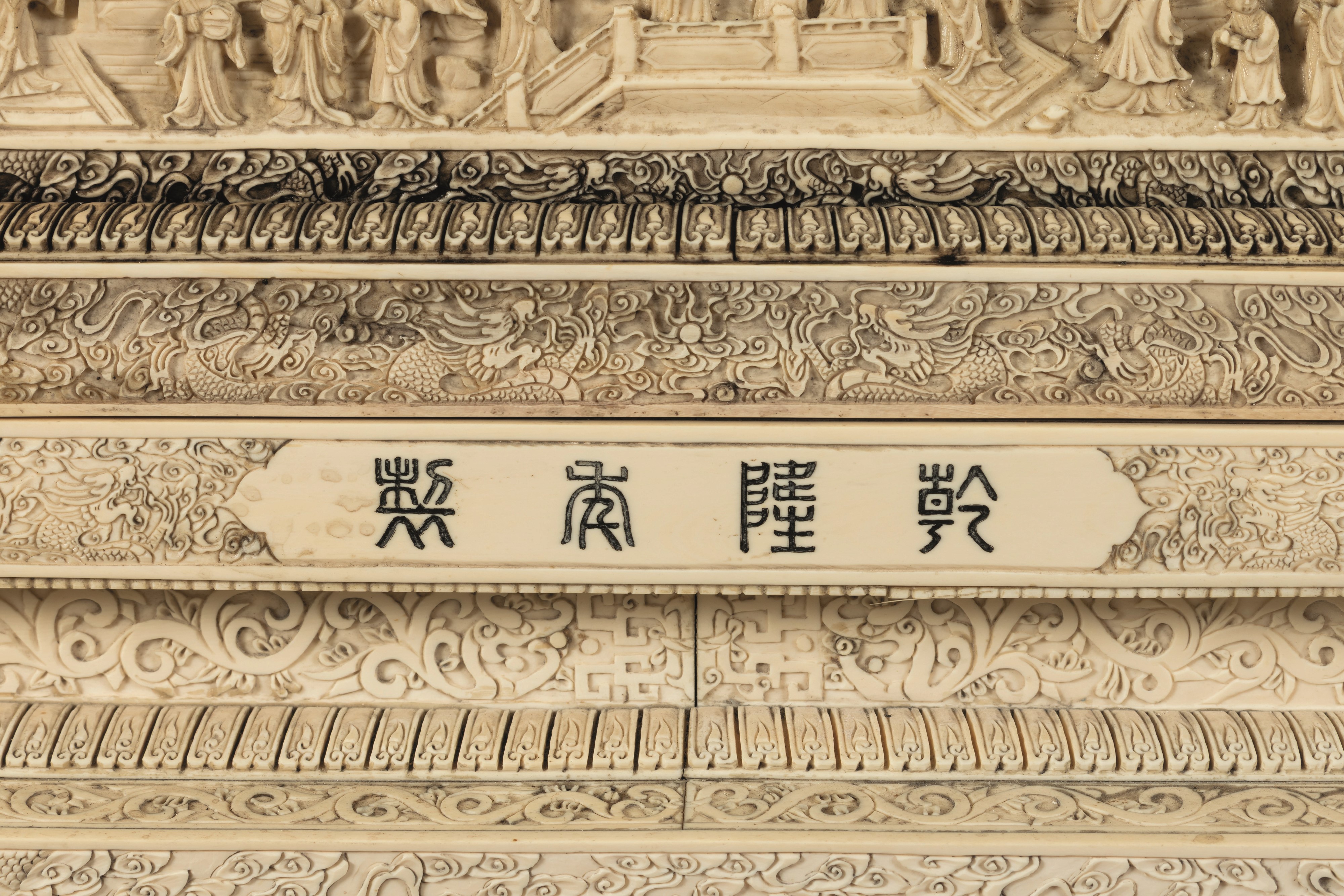 Cina, Dinastia Qing (inizio XX secolo), Monumentale scultura in avorio con Guanyin su trono, Pago...