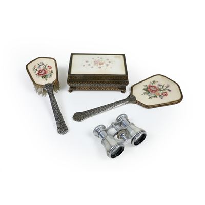 Servizio da toilette, con specchio e accessori (binocolo da teatro lastronato in madreperla)