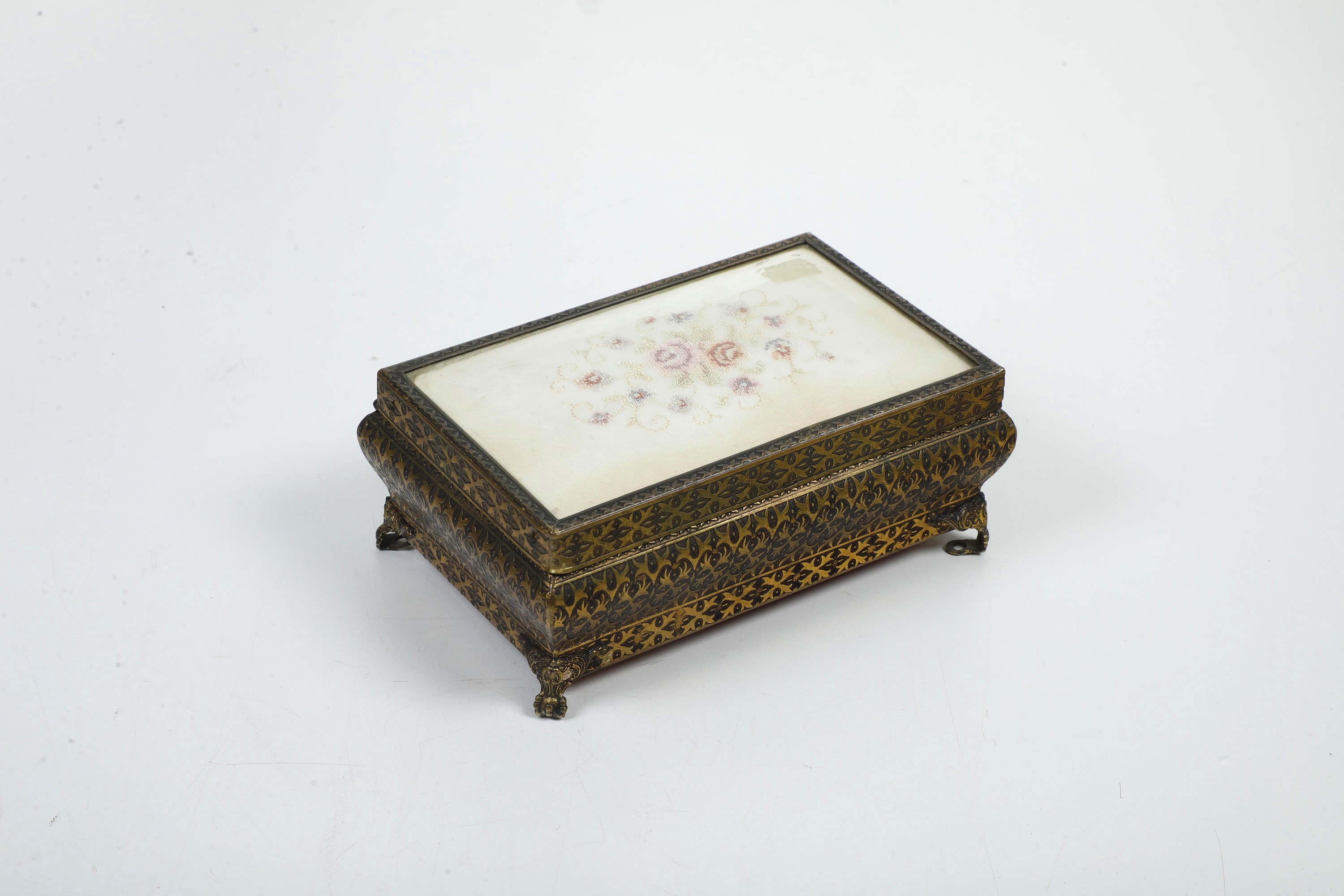 Servizio da toilette, con specchio e accessori (binocolo da teatro lastronato in madreperla)