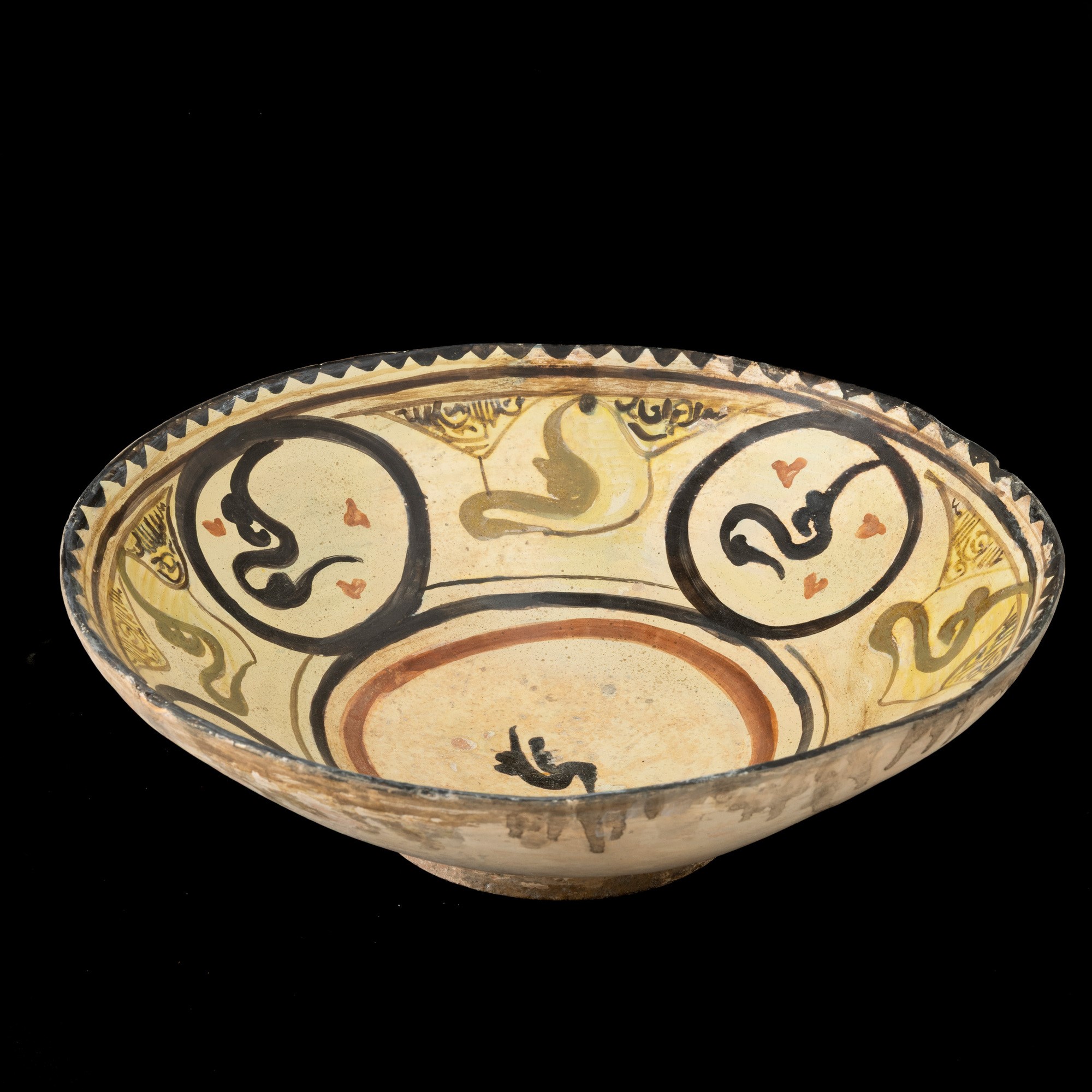 Ciotola in terracotta policroma con decorazione calligrafica islamica, Persia, XV secolo