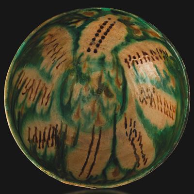 Persia, Ciotola in terracotta con decori policromi (verde e rosso), XV secolo