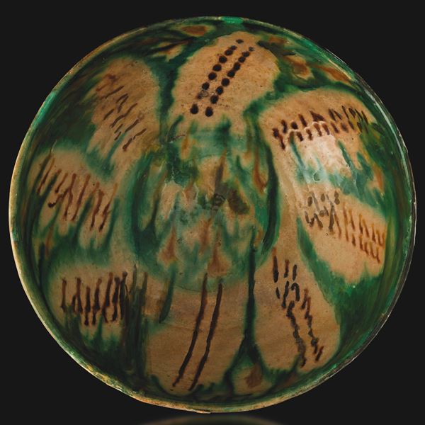 Ciotola in terracotta con decori policromi sui toni del verde e rosso, Persia, XV secolo