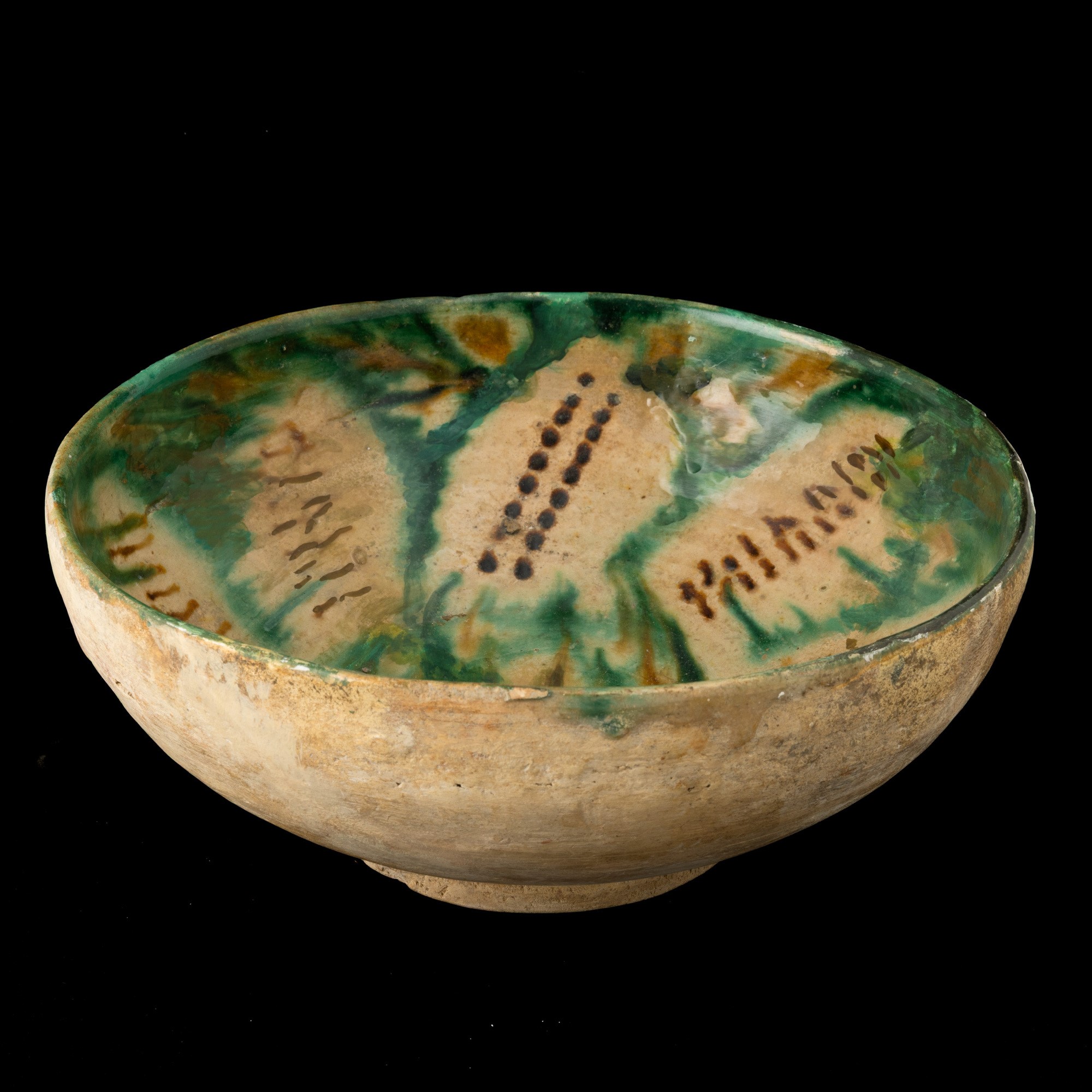 Persia, Ciotola in terracotta con decori policromi (verde e rosso), XV secolo