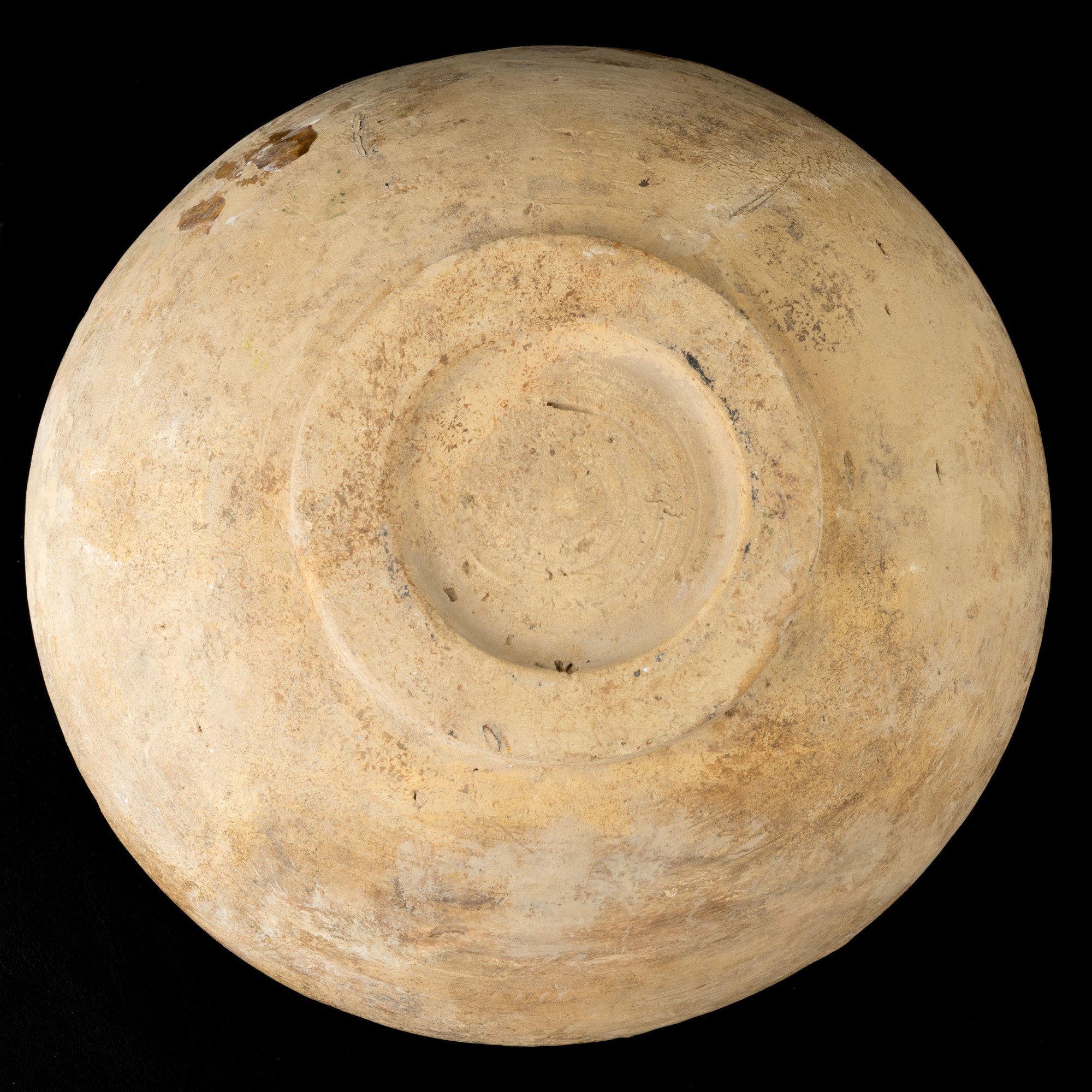 Persia, Ciotola in terracotta con decori policromi (verde e rosso), XV secolo