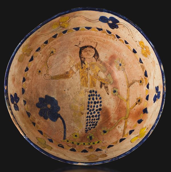 Ciotola in terracotta con decori policromi raffiguranti dignitario con fiori, Persia, XV secolo