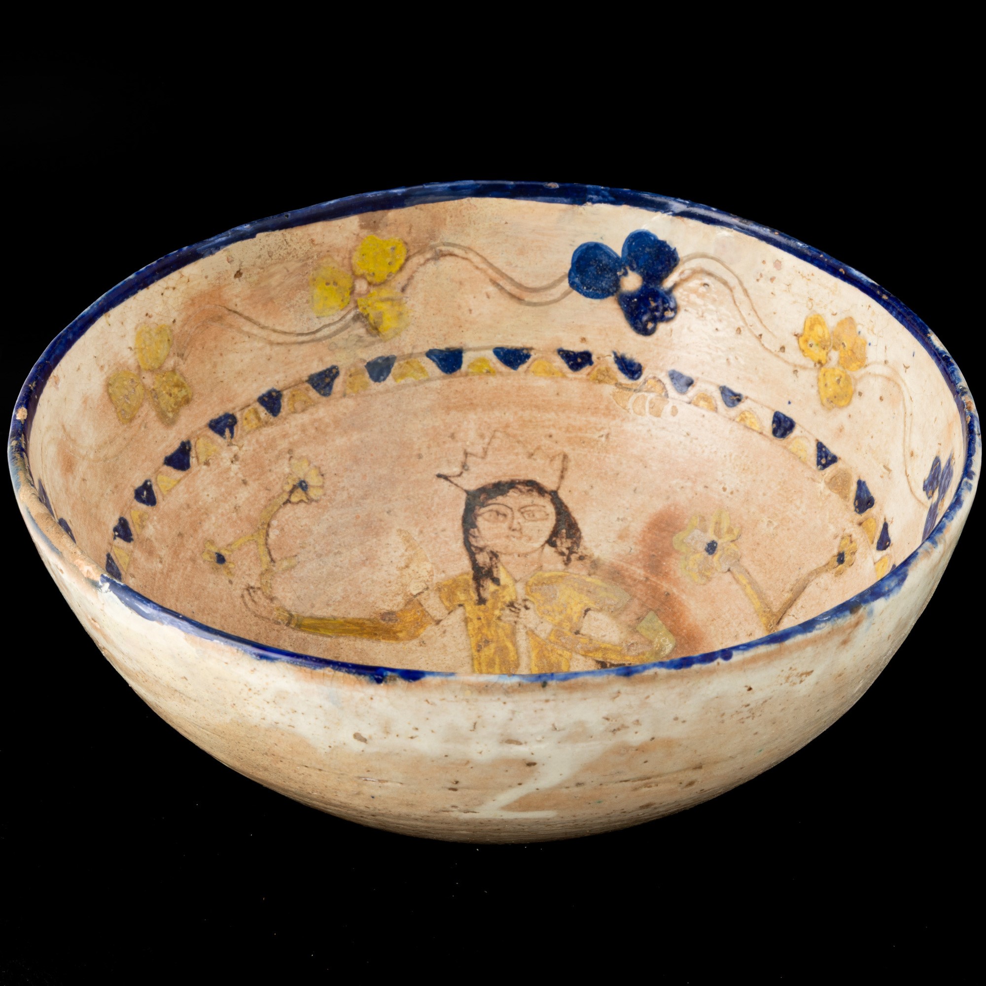 Ciotola persiana in terracotta policroma, decorata con dignitario e fiori (XV secolo)