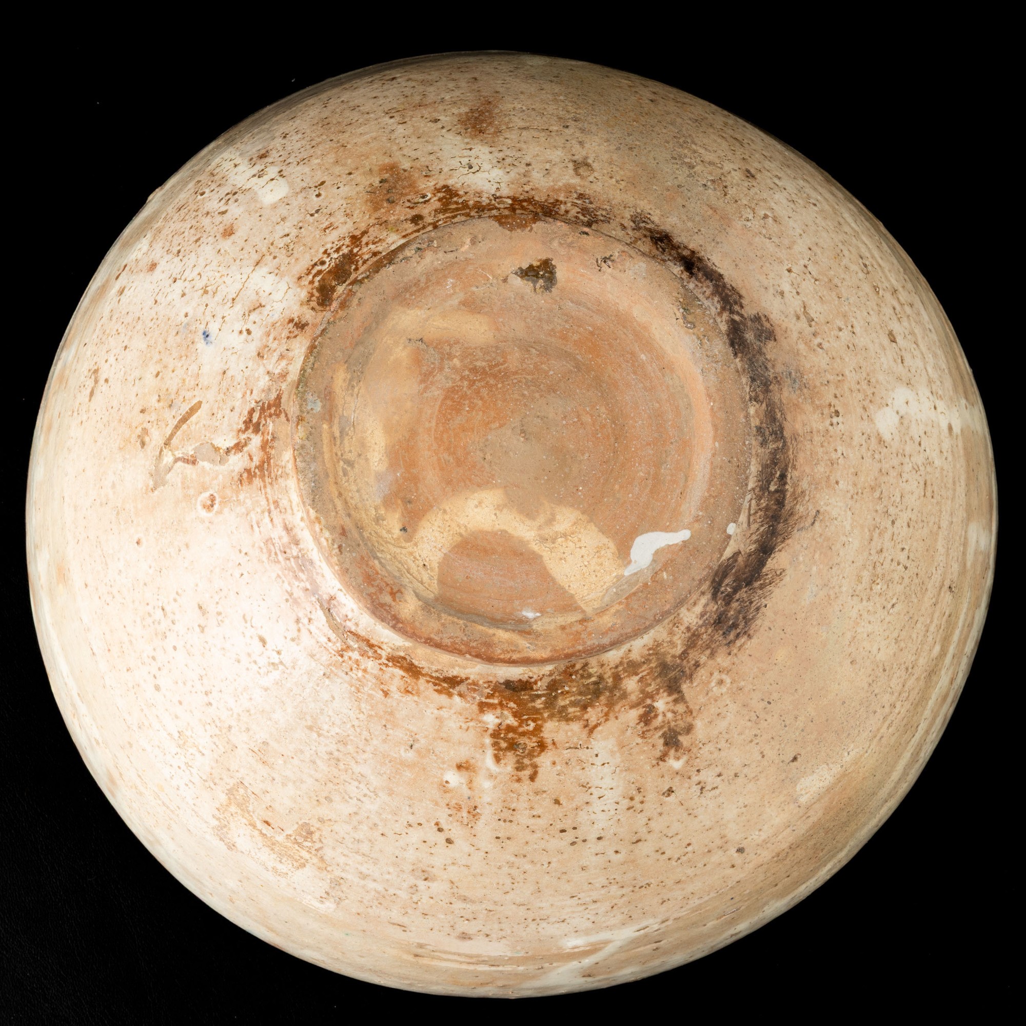 Ciotola persiana in terracotta policroma, decorata con dignitario e fiori (XV secolo)