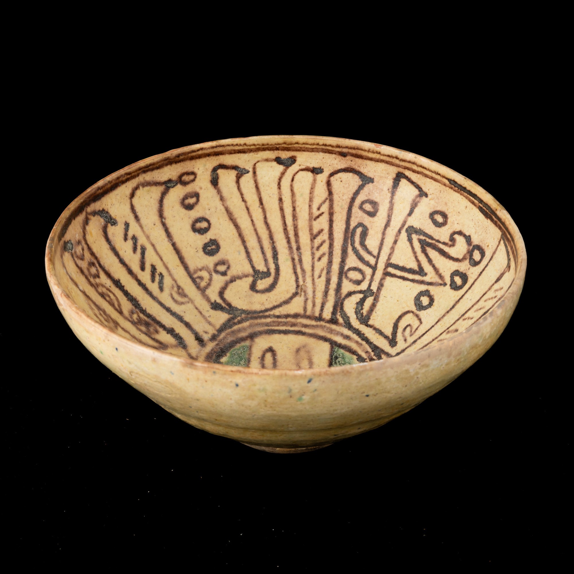 Piatto persiano in terracotta con decori geometrici, XV secolo