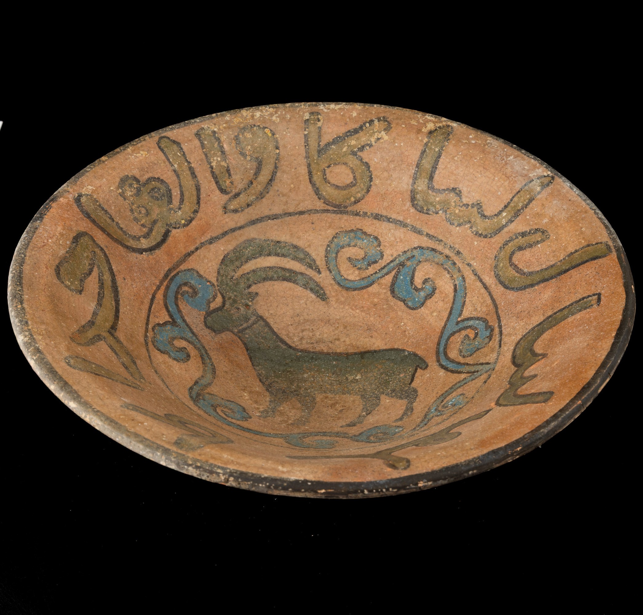 Ciotola in terracotta policroma con decori raffiguranti una capra, Persia, XV secolo
