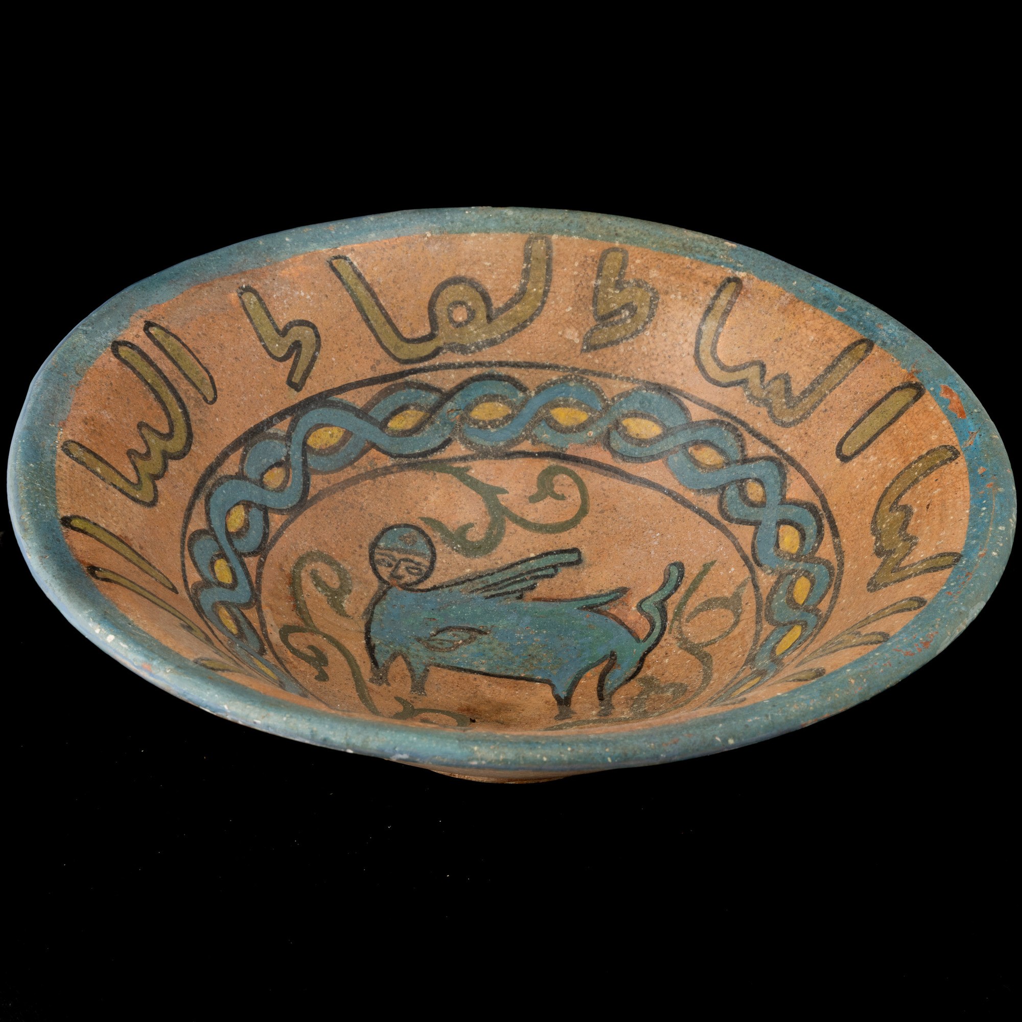 Ciotola in terracotta raffigurante divinità con iscrizioni islamiche, Persia, XV secolo