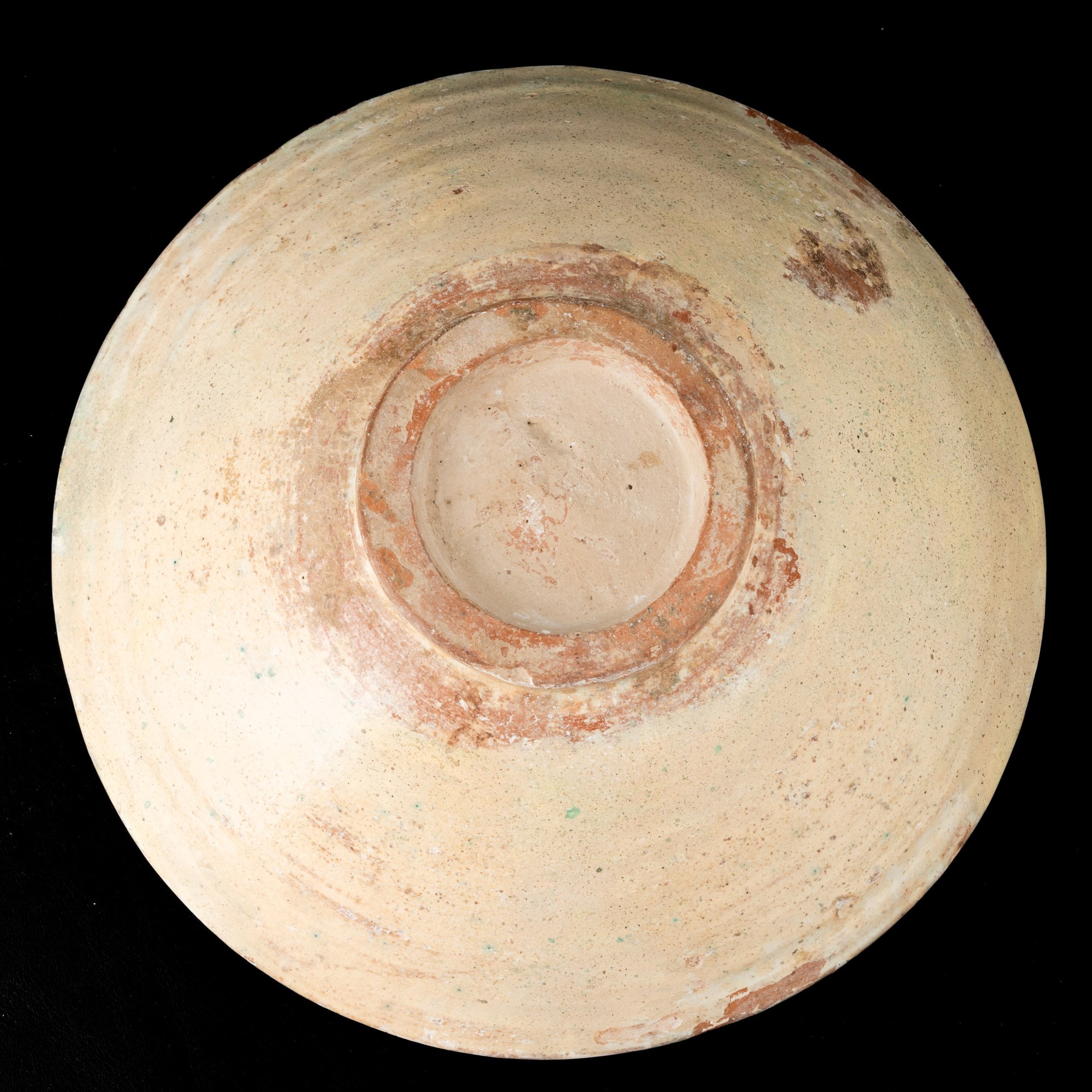 Ciotola in terracotta, Persia, XV secolo, decorazione con personaggio e scritte islamiche