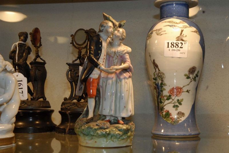 Statuina in porcellana con giovani innamorati, XIX secolo  - Asta Antiquariato, Argenti e Dipinti Antichi - Cambi Casa d'Aste