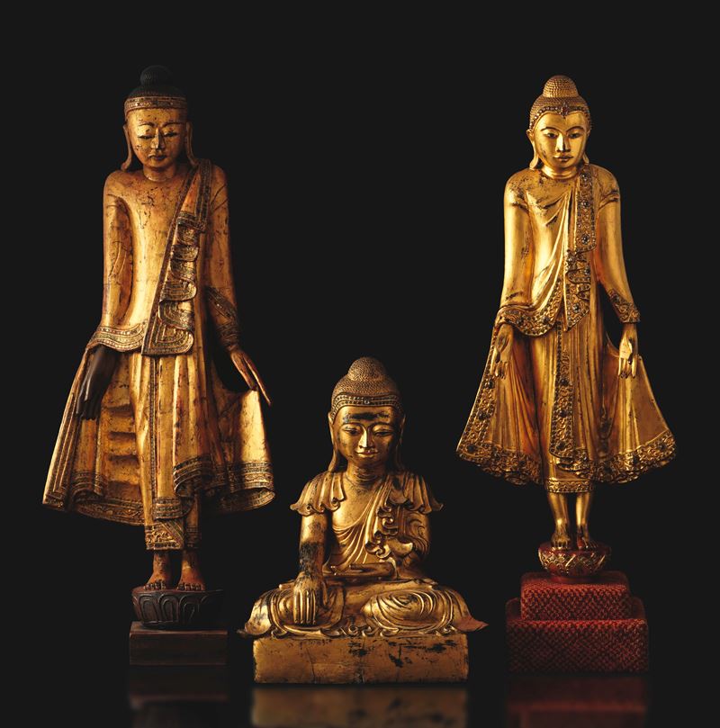 Lotto composto da tre figure di Buddha in legno dorato con inserti di pietre dure, Birmania, XIX secolo  - Asta Fine Asian Works of Art - Cambi Casa d'Aste