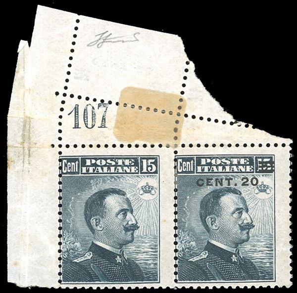 1916 - 20 cent. su 15 cent. Michetti, coppia orizzontale con un esemplare senza soprastampa (106da), angolo di foglio con numero di tavola, dentellatura ripetuta sul bordo e, al verso, l'impronta della soprastampa mancante, nuova, gomma originale, perfetta. Varietà causata da un'anomala piegatura del foglio al momento della sovraimpressione, molto rara. Ferrario.