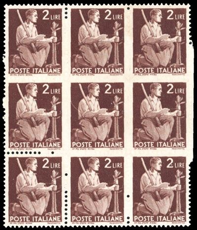 1945, 2 lire Democratica - blocco di nove esemplari non dentellati o con dentellatura cieca