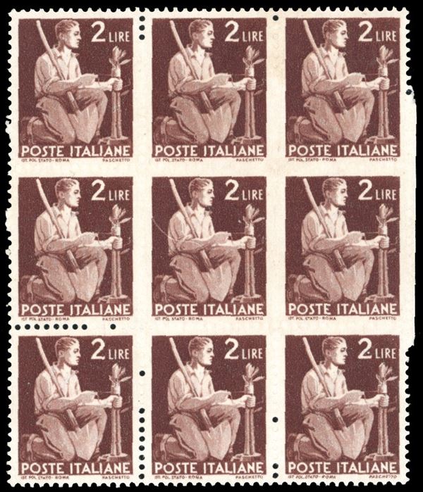 1945 - 2 lire Democratica, blocco di nove esemplari in gran parte non dentellati o con dentellatura cieca, su tutti o solo alcuni lati (552h), gomma originale integra, perfetto e di ottima qualità. Insieme rarissimo. Carraro, cert. Ferrario.