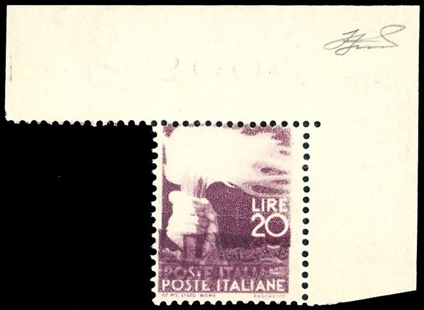 1945 - 20 lire Democratica (561), nitida doppia stampa nella parte inferiore e varietà "fiamma bianca", angolo di foglio con le diciture sul margine evanescenti, gomma originale integra, perfetto. Splendido e raro insieme di varietà, di grande impatto visivo. Ferrario.