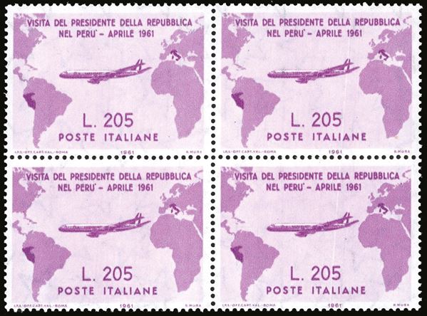 1961 - 205 lire Gronchi rosa (921), blocco di quattro, nuovo, gomma originale integra, perfetto. Molto fresco. I due esemplari di destra presentano una sottile riga bianca verticale, varietà "taglio chirurgico". Insieme raro. Cert. Ferrario.