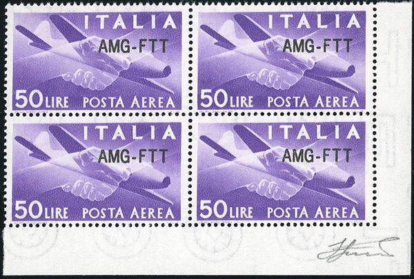 POSTA AEREA 1954 - 50 lire, nuovo tipo di soprastampa (22A), buona centratura, blocco di quattro, angolo di foglio, gomma integra, perfetto. Bello! Cert. Ferrario.