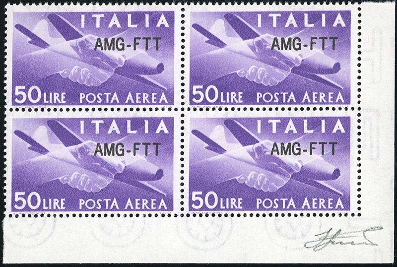 POSTA AEREA 1954 - 50 lire, nuovo tipo di soprastampa (22A), buona centratura, blocco di quattro, angolo di foglio, gomma integra, perfetto. Bello! Cert. Ferrario.  - Auction Philately - Cambi Casa d'Aste