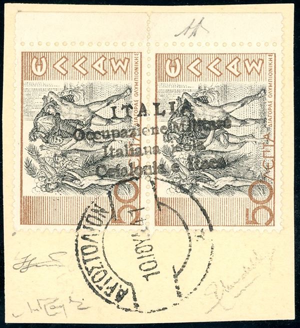 CEFALONIA E ITACA - EMISSIONI DI ARGOSTOLI 1941 - 50 l. + 50 l. Mitologica, soprastampa a mano verticale su coppia verticale (60b), perfetta, usata su piccolo frammento. Raybaudi, Mondolfo, A.Diena, cert. Ferrario.