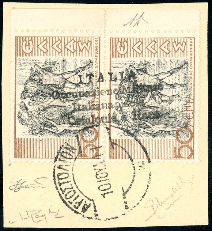 CEFALONIA E ITACA - EMISSIONI DI ARGOSTOLI 1941 - 50 l. + 50 l. Mitologica, soprastampa a mano verticale su coppia verticale (60b), perfetta, usata su piccolo frammento. Raybaudi, Mondolfo, A.Diena, cert. Ferrario.  - Auction Philately - Cambi Casa d'Aste