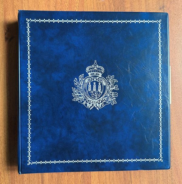 TRIESTE A AMG-FTT 1947/1954 - Collezione completa di francobolli e servizio "tipo", senza varietà, nuovi, gomma originale integra, in un album Marini. Ottima qualità, tutti perfetti e molto freschi. Alti valori firmati Ferrario.