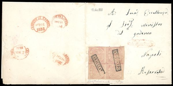 1858 - 1/2 grano rosa brunastro, I tavola (1b), blocco di quattro, un esemplare leggermente corto a destra, su fresca lettera da Sulmona 18/12/1858 a Napoli, al verso quattro impronte del datario di arrivo con date dal 20 al 27 dicembre, probabilmente apposte a causa dei dubbi sul corso da dare alla lettera, indirizzata solo al "Ministro del Governo". Molto interessante ed estremamente rara. A.Diena, cert. E.Diena e Chiavarello.